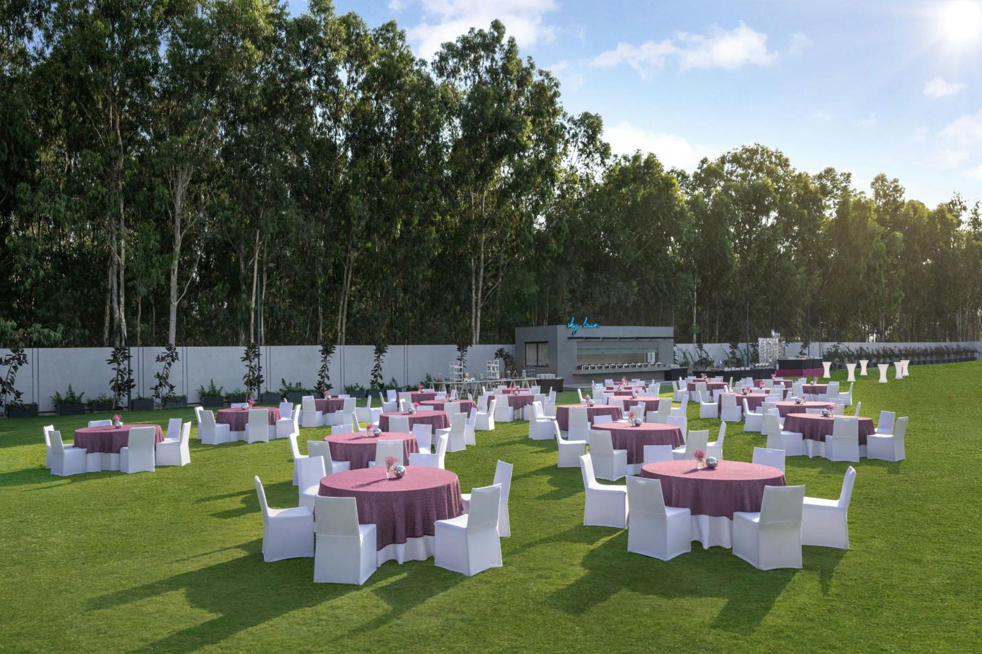 Moxy Bengaluru Airport Prestige Tech Cloud Hotell Devanahalli Exteriör bild
